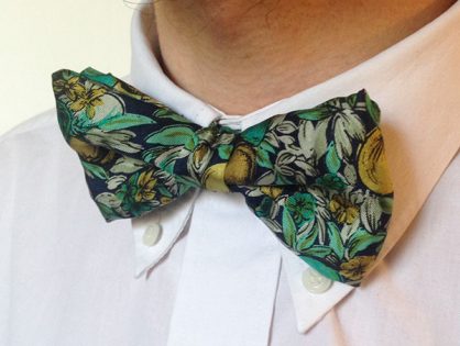 Comment mettre un noeud papillon déjà fait ?
